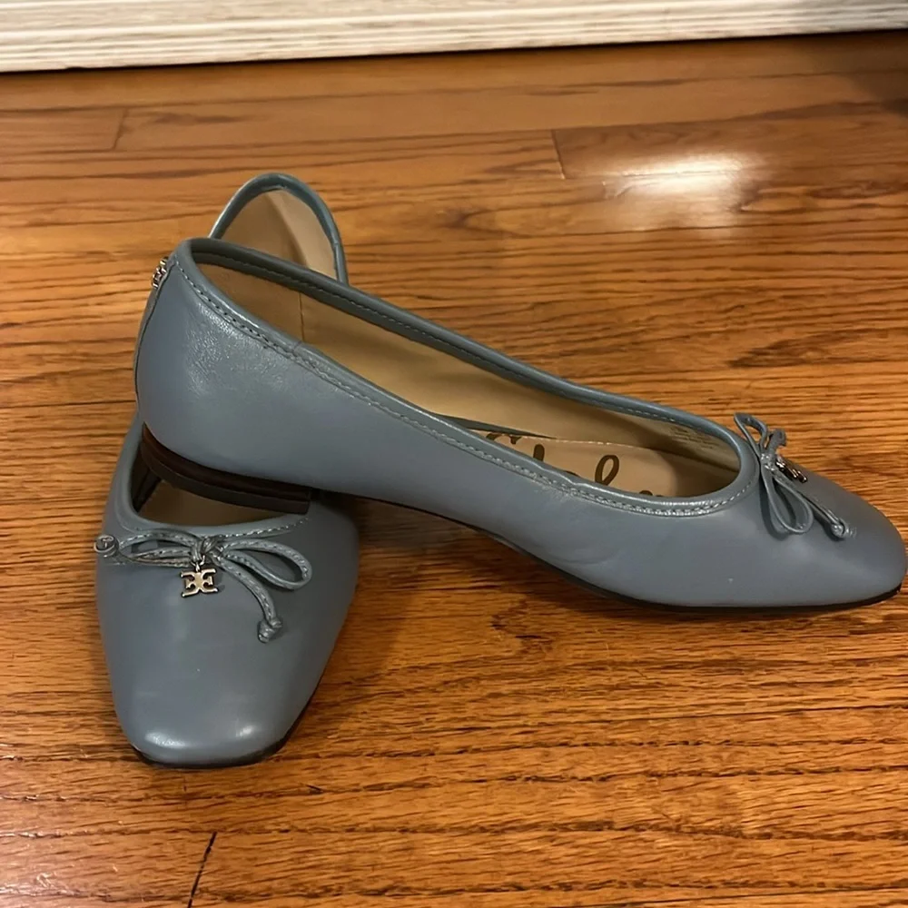 Soft blue flats - Picture 2 of 7